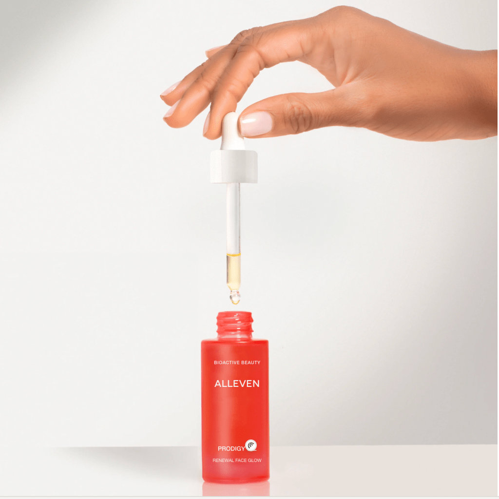 Model-on-TheCleanMethod-website-using-ALLEVEN-beauty-prodigy-oil